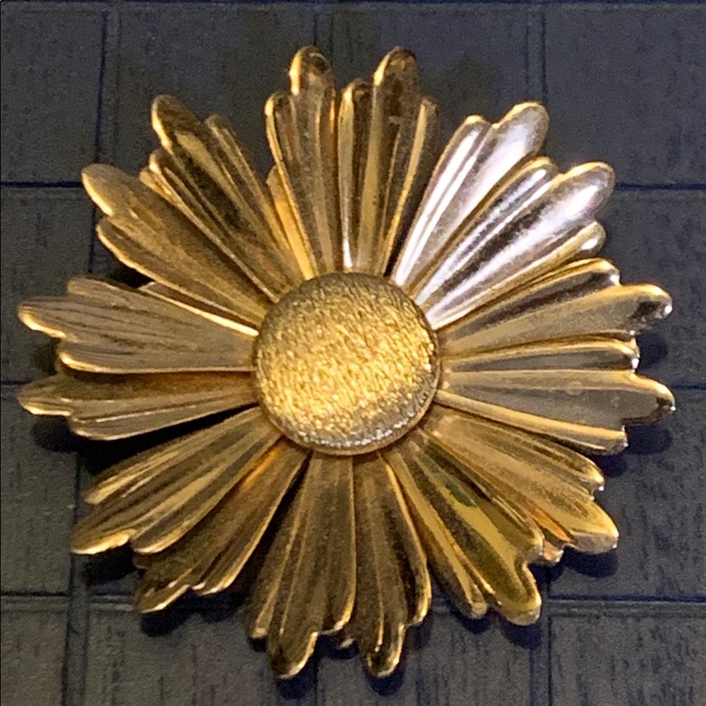 Sarah Coventry Flower Brooch